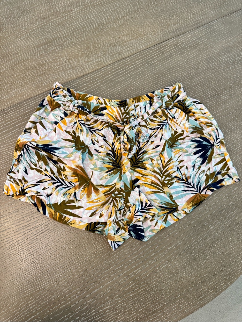 Jessica Simpson Tropical Leaf Print Women’s Casual Shorts - White/Gold